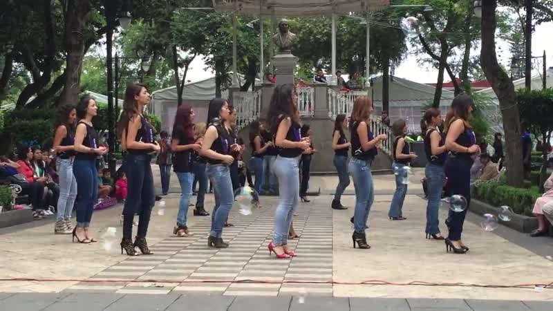 Девушки исполняют танец кизомба