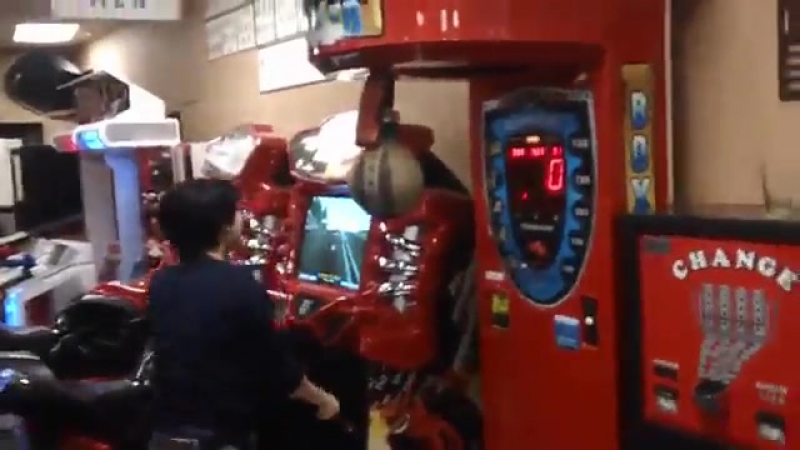 Геймеры у боксерской груши