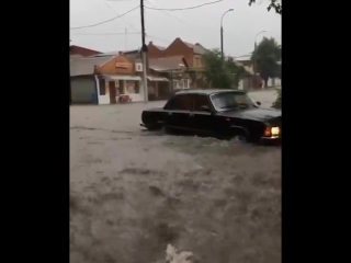 Проливной дождь затопил саратов