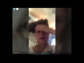 Две веселые девушки развлекаются periscope перископ