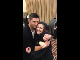 Дженсен успокаивает фанатку, а джаред снимает | dccon 2016
