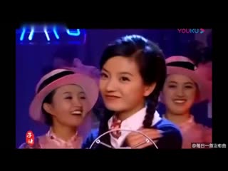 Жігіттің иығында аяқтарыңызбен жыныстық қатынасқа түсу