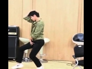 Yunho doing mjs iconic dance moves, crotch grab and moonwalk awesome!!