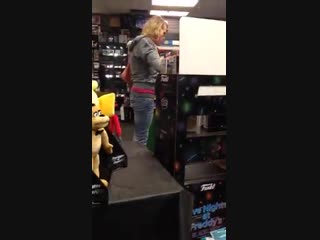 Transgender woman challenges sellers to fight after addressing them with "sir"