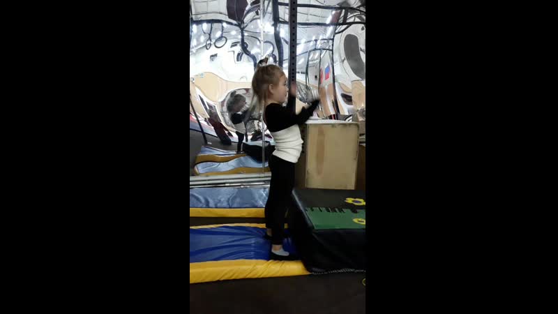 Платонова алиция учится делать переворот назад