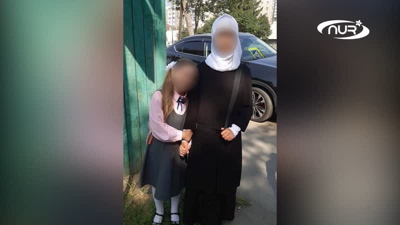 Над школьницей издеваются из за платка!