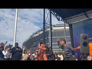 Карди исполняет shake it на summer jam