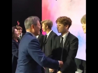 The way jungkook adjusted and rested his chin on the president shoulder, this was the sweetest hug ( namjoon looked so proud wa