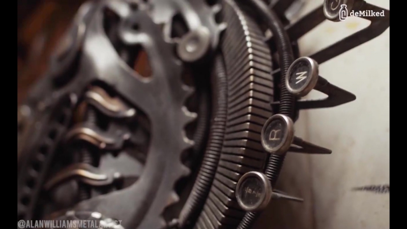 Скульптуры молодые из металлолома