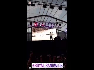 Video liam chantant history au theeverest aujourd’hui à sydney 13 10 via colinlong ig