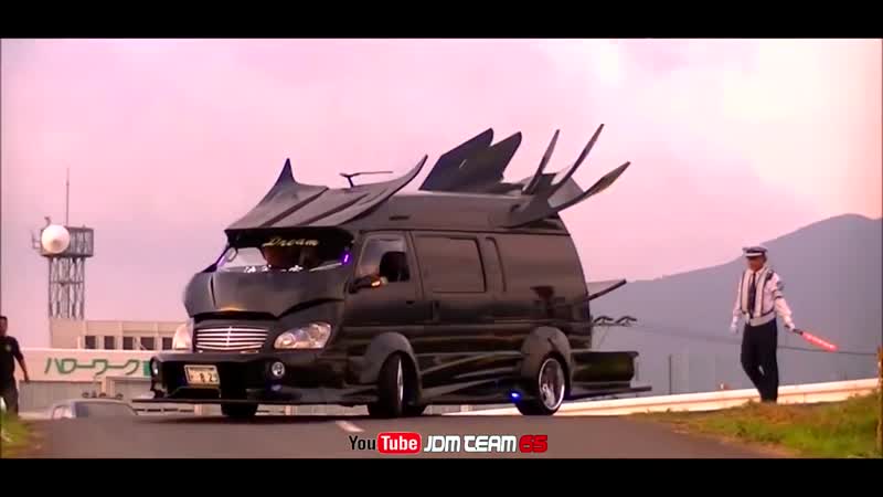 Этот безумный стиль dekotora! выстаа toyota hiace
