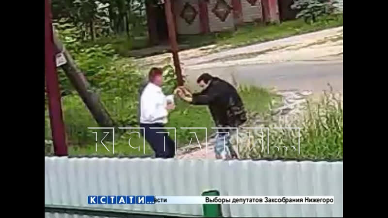 Руководитель гуфсин по воспитательной работе в форме и при погонах ввязался в драку с соседом и разорвал ему артерию