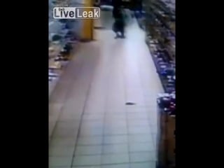 Поц насрал в магазине