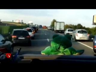 Как уступают дорогу скорой помощи в польше (огого видео)