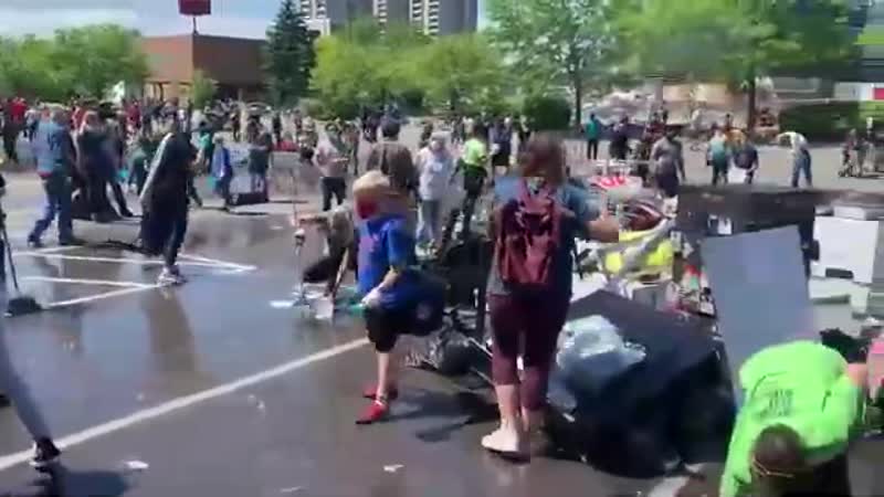 Убирают последствия погромов