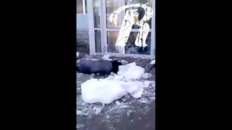 Глыба льда молодые женщину