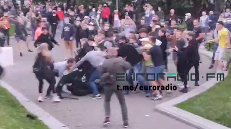 Людзі б'юцца з амапам у цэнтры мінска