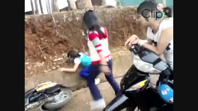 Girl vn choảng nhau bằng mũ bảo hiểm này