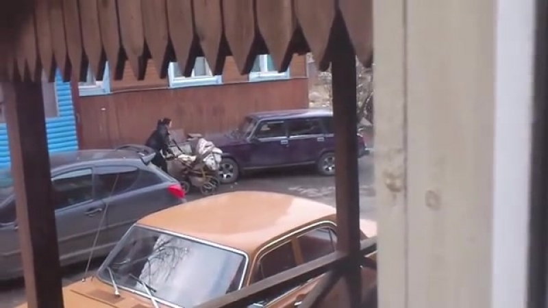 Больной ублюдок поставил корыто, женщина не может пройти