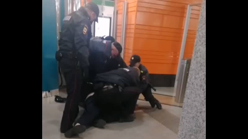 Полицейские жестко задержали пассажира без маски на "беговой"