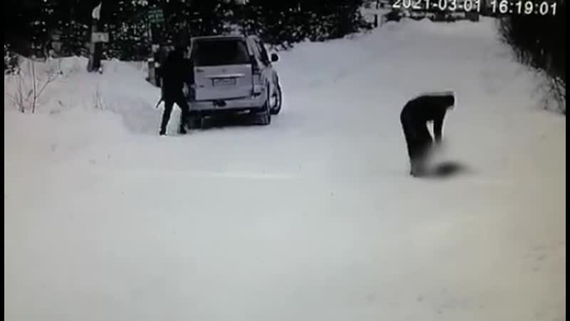 Недочеловек застрелил молодые из ружья под иркутским усть илимском, затем привязал труп к машине и уехал