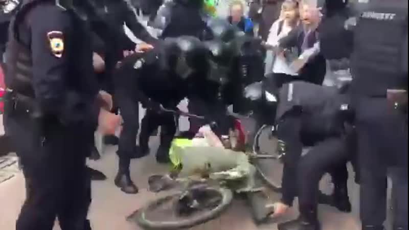 Задержали и избили вместе с велосипедом