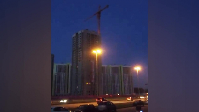 Бейсджампер прыгнул со строительного крана на парашютной улице