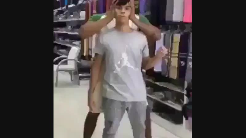 Как я пытаюсь не смотреть на мимо проходящих девушек [ ]