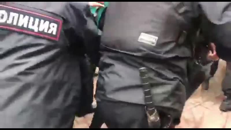 А вот так полицаи подкидывают в карман неугодным