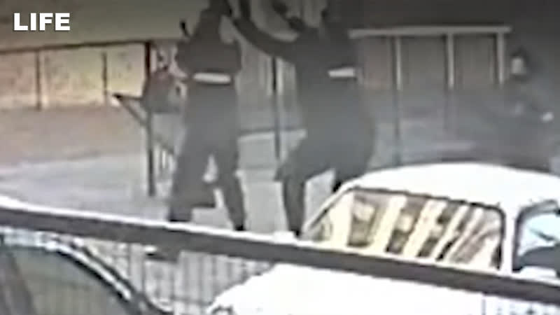 Поймали девушку, которая выпрыгнула из окна, спасаясь от молодые