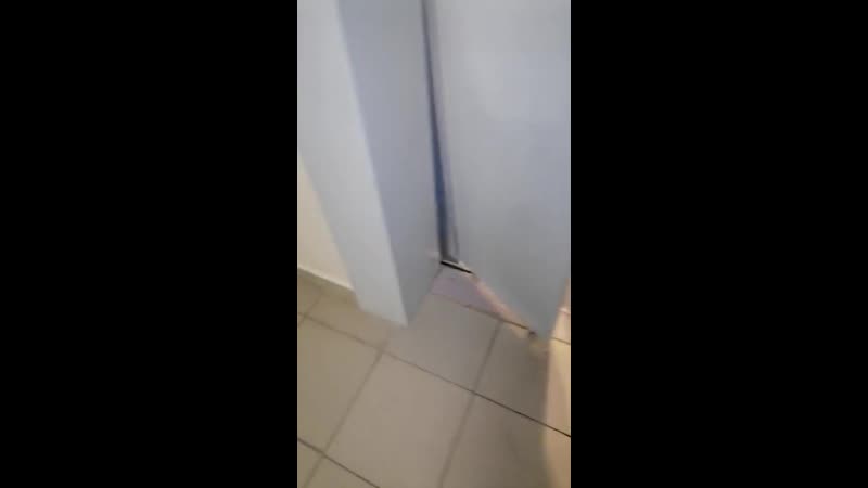 В одном из домов салехарда вандалы почти с корнем вырвали дверь лифта