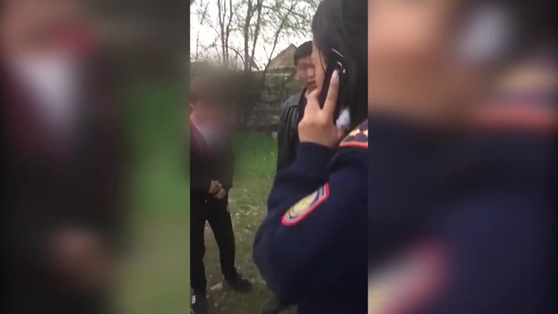 Псих porn video – Псих маньяк молодые хотел увести мальчика, говорил что он отец, но мальчик утверждал обратное