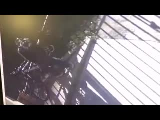 Малец подрезал велик