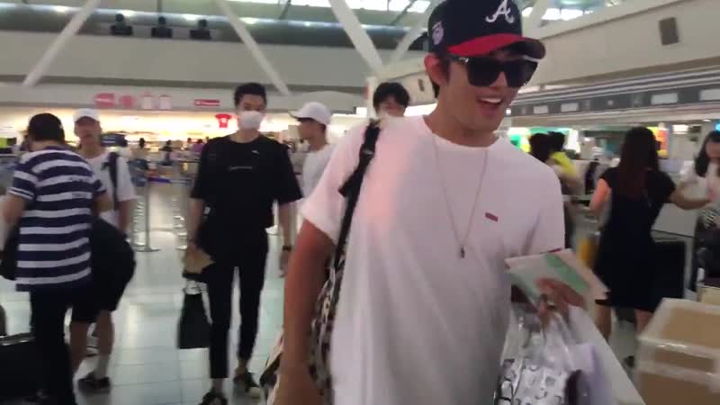 @koreanthingy ini biasku lagi nyamper anak kecil yang manggil namanya uwu bangett