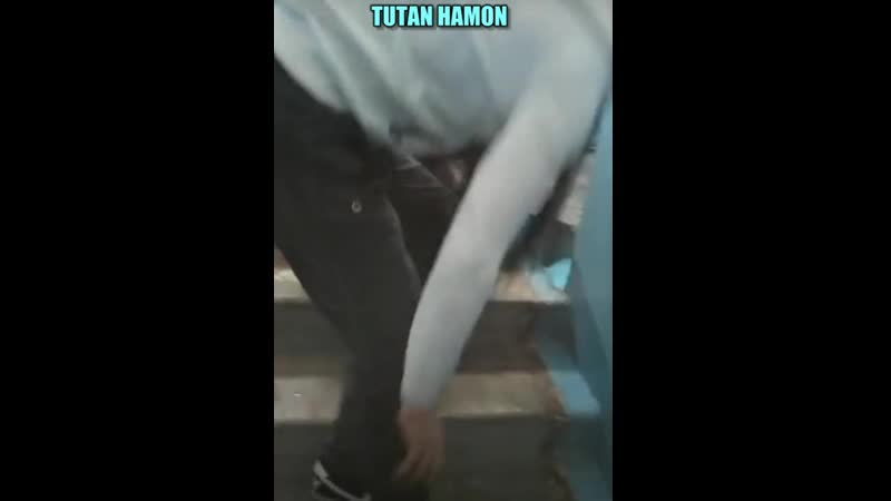 Дегенерат нассал в падике