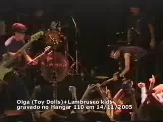 She goes to finos + olga (toy dolls) no hangar 110!