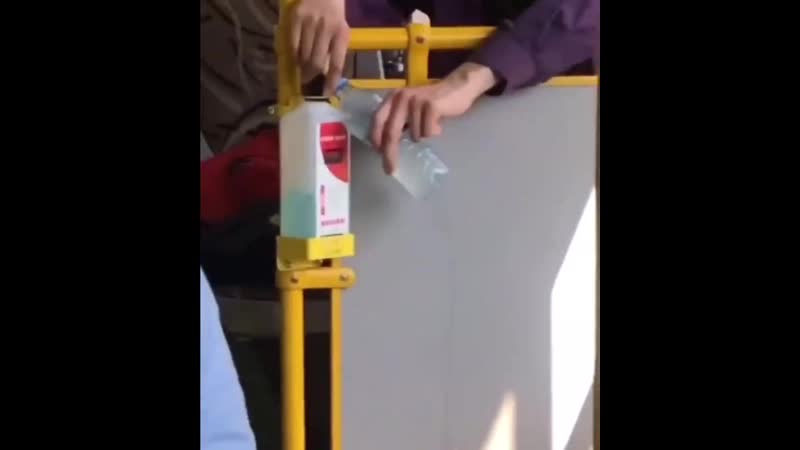 Пассажиры автобуса засняли парня, активно переливающего в свою бутылку антисептик