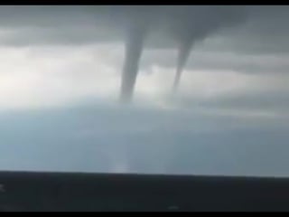 В сочи самолет зашел на посадку среди торнадо in sochi, the plane landed among the tornadoes