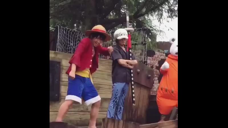 Луффи смеётся, бепо обнимается