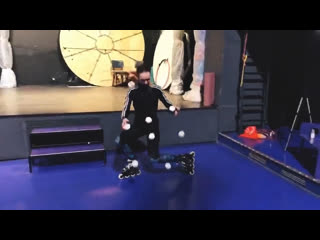 Умело управляется с мячиками