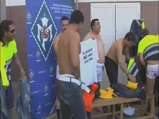 Los policias sevillanos se desnudan en la calle
