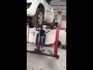 Ужас, под машиной нашли змею кобра чуть не укусила супер прикольное видео супер юмор молодые ржака развод ужас шок юмор 18+