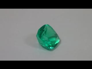 Batu permata emerald (zamrud) kolombia dalam bantal hijau dipotong karat