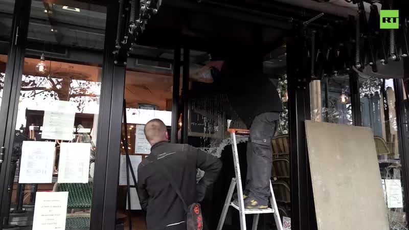 Битые витрины и автобусные останои, сгоревшие автомобили и газетные киоски, разбитые окна банков париж