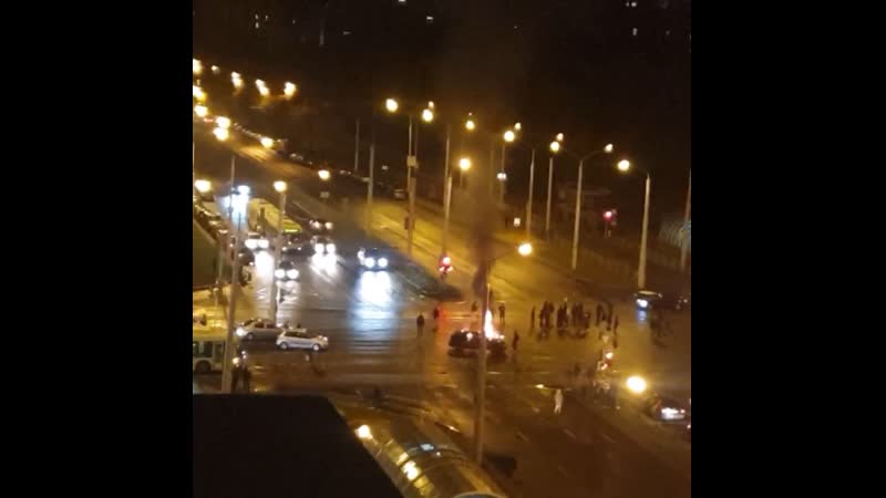 В минске "мирные" протестуты в разных районах города пытаются построить баррикады на дорогах, где то уже подожгли покрышки