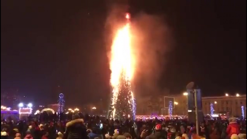 Елка сгорела в южно сахалинске в новогоднюю ночь