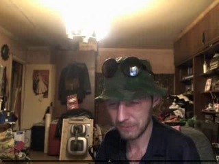 Эдр проводит пресс конференцию с поклонниками