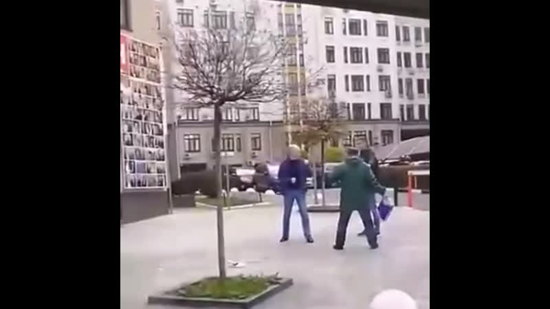 А чего кадык не вырвал