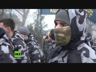 Nach eskalation an strasse von kertsch hunderte nationalisten marschieren in camouflage in kiew auf