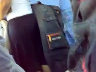 Пацан со стояком трётся о девушку в автобусе
